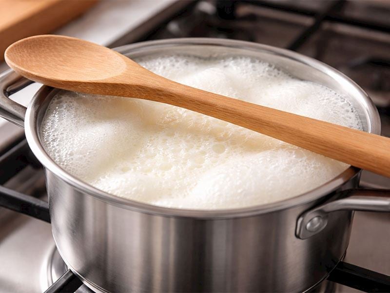 Süt Taşmasın Diye Tencerenin Üstüne Neden Tahta Kaşık Koyulur?