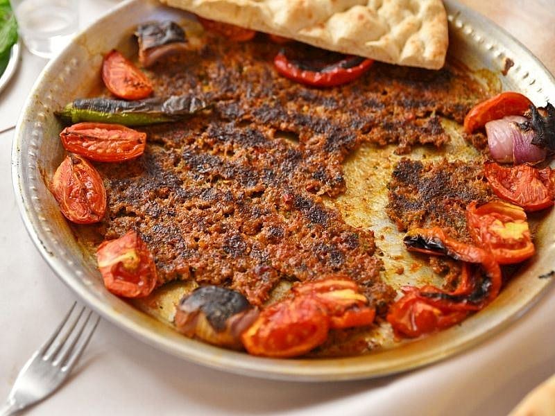 Tepsi Kebabının İçine Ne Konur?
