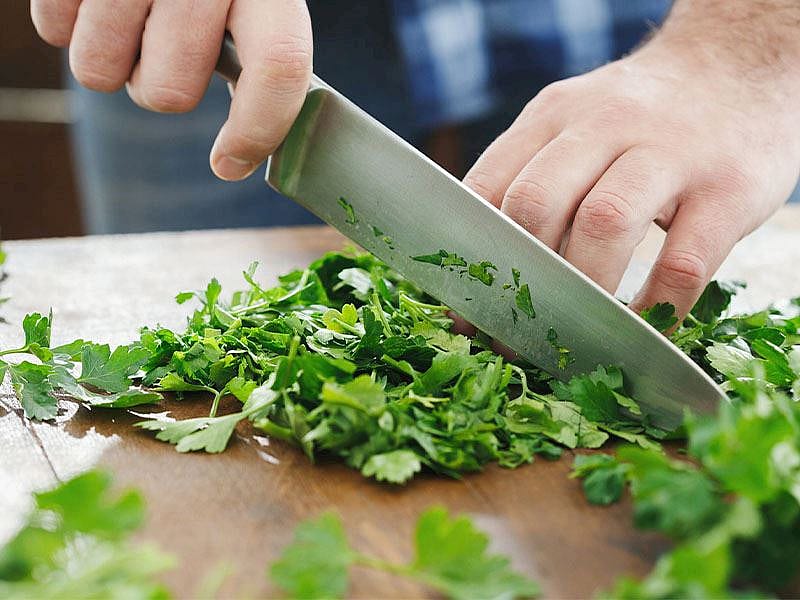 Tezgâhı Kirletmeden Maydanoz Doğramanın En Kolay Yolu 