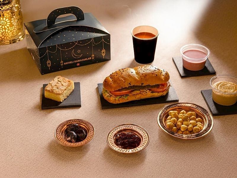 Türk Hava Yolları Uçuşlarında İftar Saatine Özel İkram Dönemi