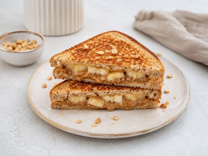ÇITIR LEZZETİYLE MUZLU YER FISTIKLI TOST TARİFİ