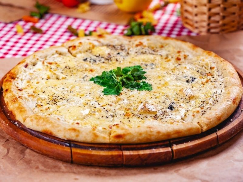 Dört peynirli pizza