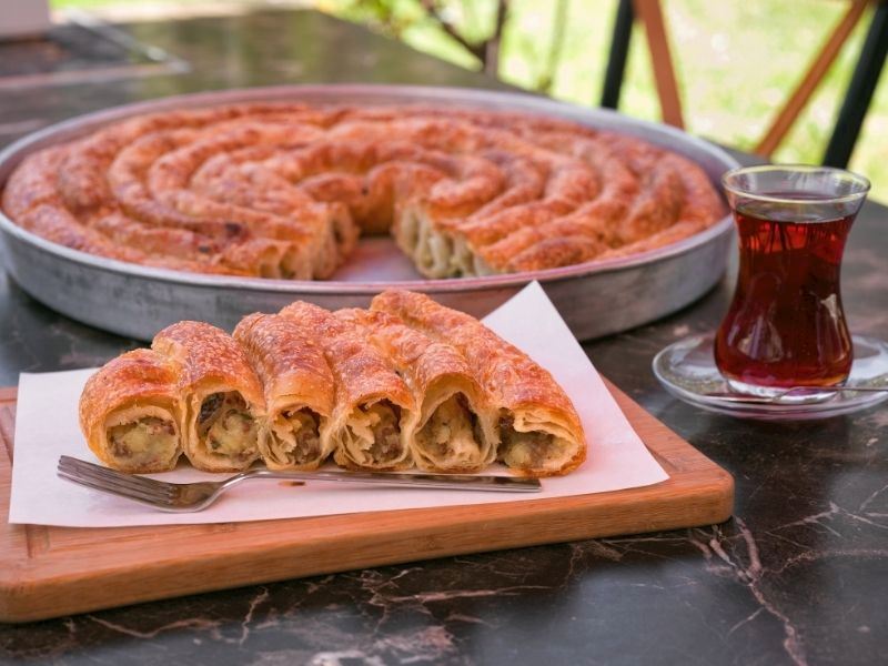 EL AÇMASI PIRASALI BÖREK TARİFİ