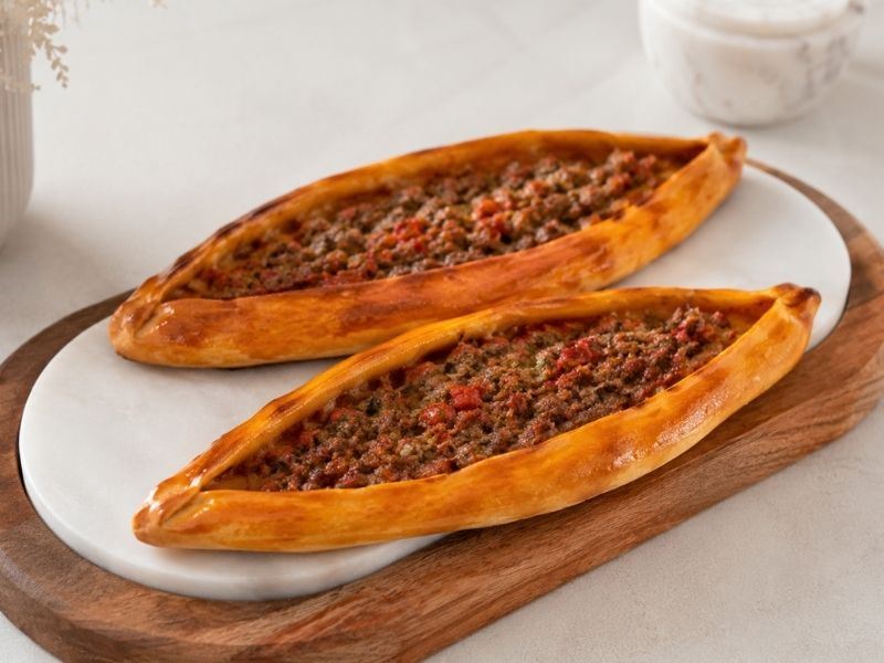 Evde Kolay Mayasız Kıymalı Pide Tarifi