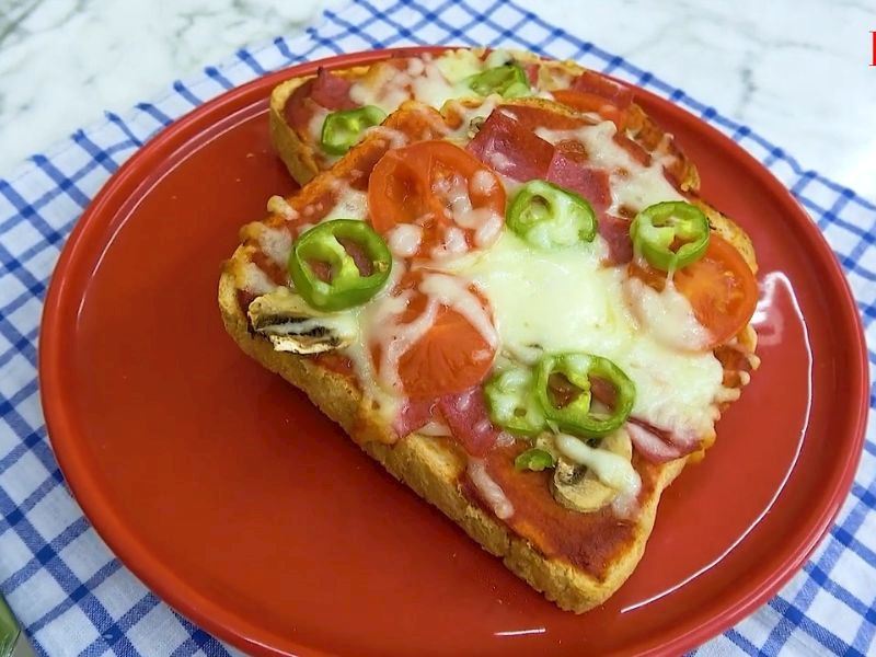 Kahvaltılık ekmek üstü pizza