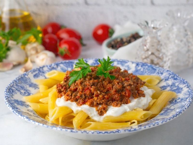 KIYMALI YOĞURTLU MAKARNA TARİFİ