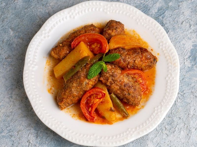 Köfteyi Bir de Böyle Deneyin: Soslu Fırın Köfte Tarifi