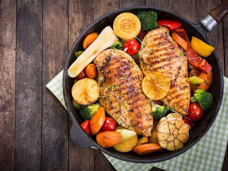 KÖZLENMİŞ SEBZELİ TAVUK TARİFİ