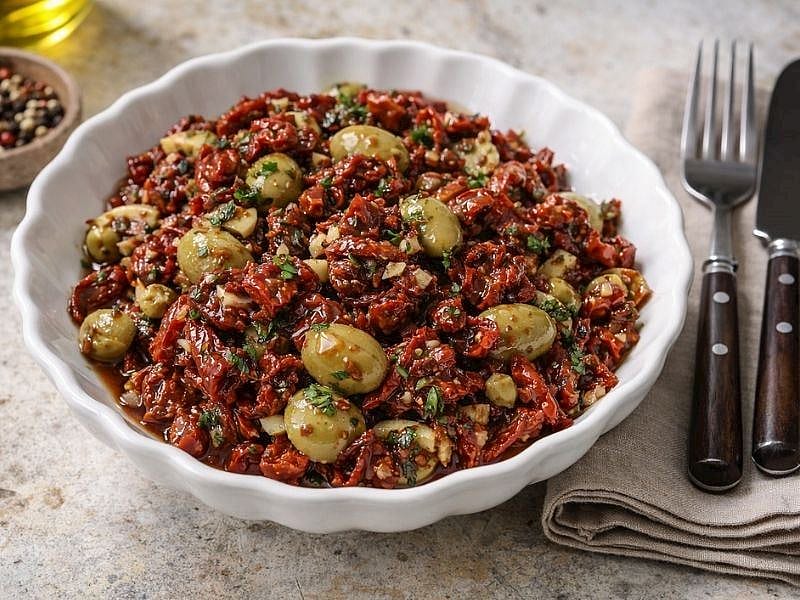 KURU DOMATES SALATASI TARİFİ