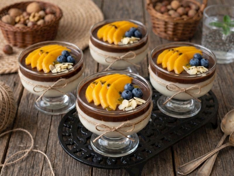 PRATİK ÇİKOLATA SOSLU İRMİK TATLISI