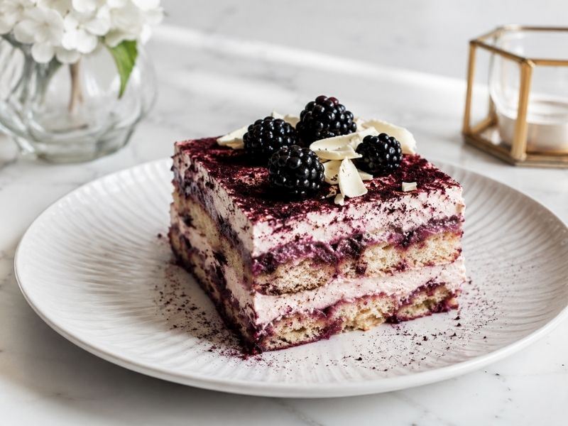 Rengiyle İştah Açan Böğürtlenli Tiramisu Tarifi