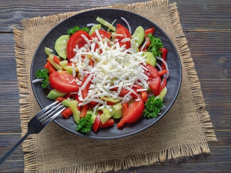  ŞOPSKA SALATASI TARİFİ