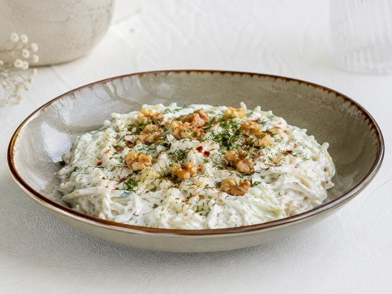 Yaz Sofralarına Çok Yakışan Yoğurtlu Alabaş Salatası Tarifi